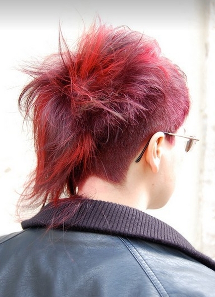 Tył fryzury krótkiej asymetrycznej, jasne czerwone pasemka na ciemnych, czerwonych włosach, uczesanie damskie zdjęcie numer 111